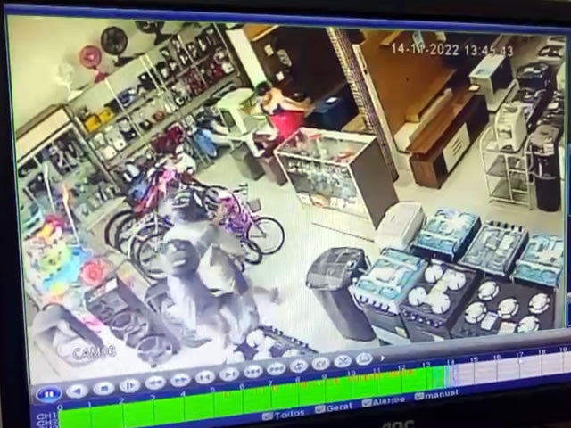 VÍDEO: Dupla usando farda de empresa de transposição pratica roubo em loja de móveis em São João do Rio do Peixe