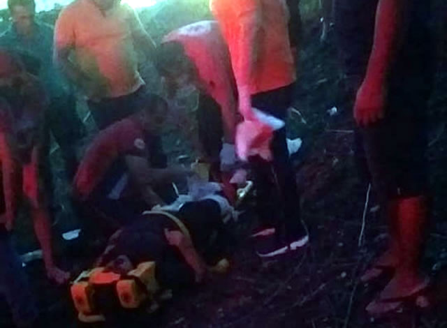 Mulher fica ferida em colisão entre carro e moto na BR-230, no município de Sousa