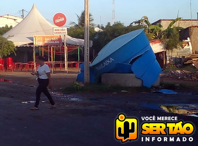 Caminhonete quebra caixa d'água ao tentar fazer curva na cidade de Sousa