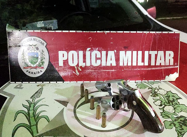 Polícia Militar apreende revólver durante abordagem em pizzaria na cidade de São Francisco
