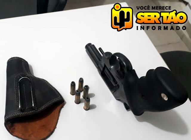 Polícia Militar apreende revólver após abordagem a carro na cidade de Santa Cruz