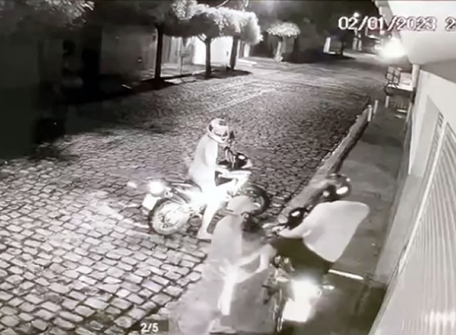 Bandidos armados roubam moto no momento que homem entrava em sua casa em Cajazeiras