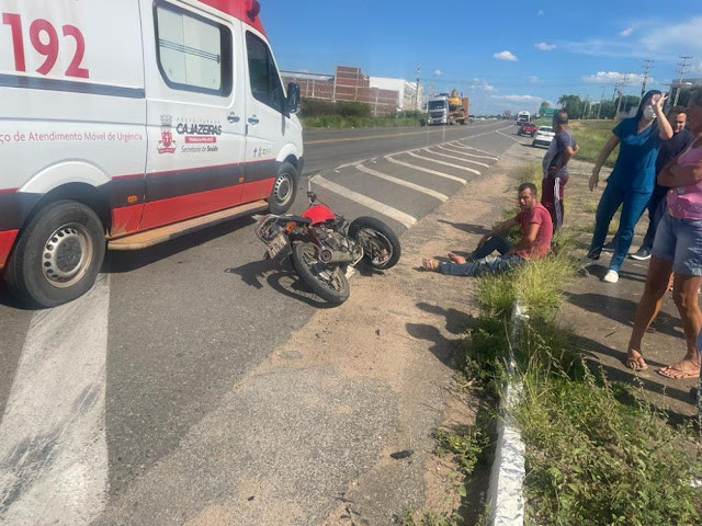 Motociclista fica ferido após colidir moto em van na BR-230, em Cajazeiras