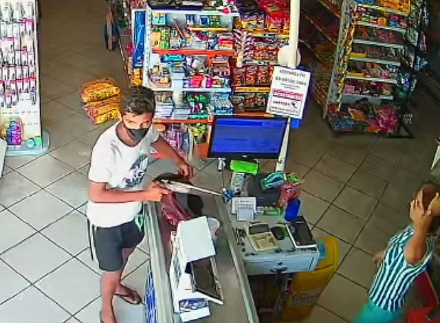 VÍDEO: Bandidos armados praticam roubo em mercadinho na cidade de Aparecida