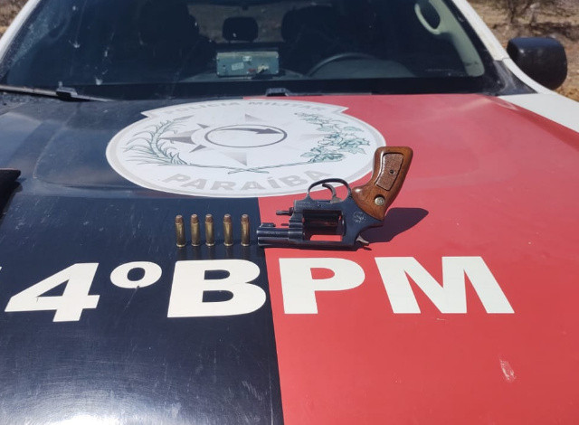 Polícia Militar apreende revólver durante abordagem a carro na saída da cidade de Lastro