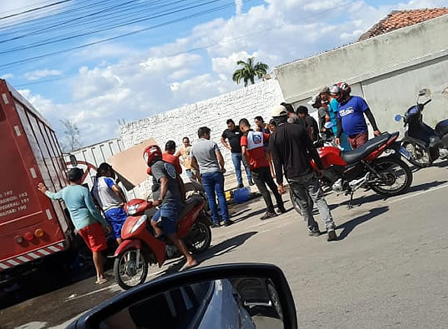 Motociclista fica ferido após colidir em caminhão na cidade de Cajazeiras