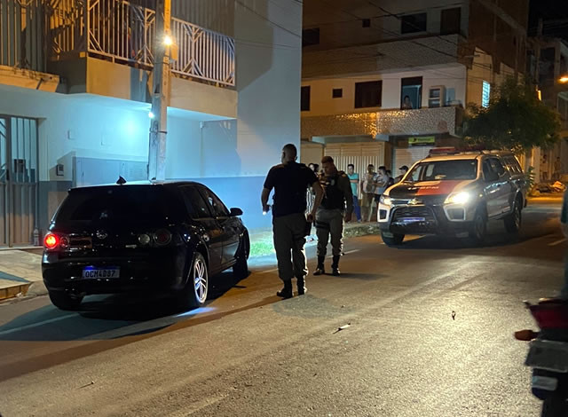 Homens são assassinados a tiros dentro de carro no Centro da cidade de São Bento