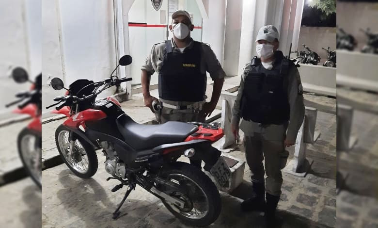 Policiamento de Trânsito recupera motocicleta com restrição de roubo na zona rural de Sousa