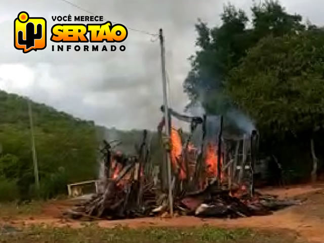 Bandido armado agride e tenta matar idoso ateando fogo na casa com ele dentro em São Domingos