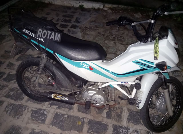 Homem é levado à delegacia após ser flagrado empinando moto na cidade de Sousa