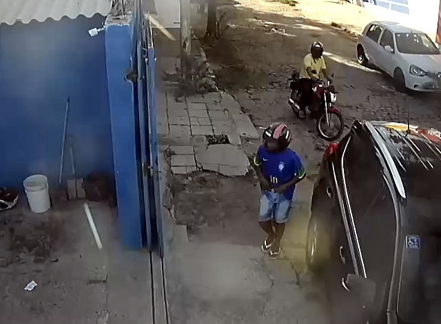 VÍDEO: Dupla armada pratica roubo em lava jato na cidade de Sousa