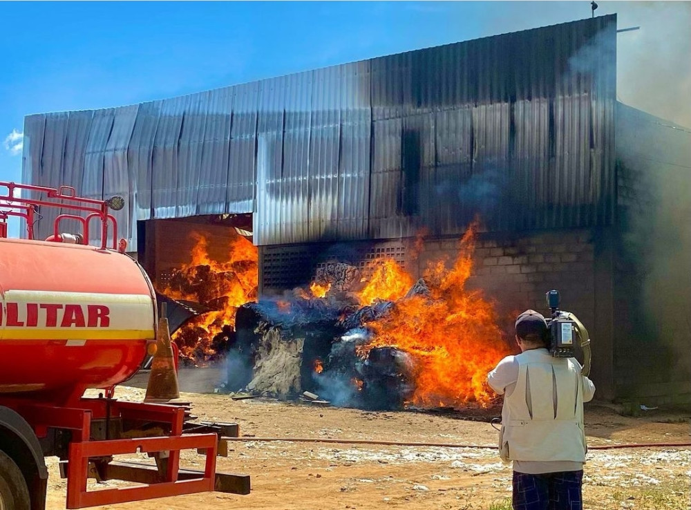 Bombeiros são acionados para conter incêndio de grandes proporções em galpão de algodão em Sousa