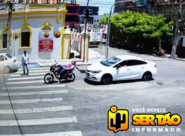 VÍDEO: Mulher fica ferida após ser colidida por carro no Centro da cidade de Sousa