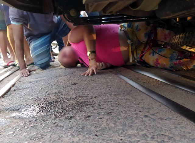 VÍDEO: Mulher fica ferida em acidente envolvendo caminhão e bicicleta na cidade de Sousa