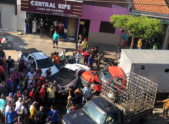 Homem furta caminhão e colide em vários carros no Centro da cidade de Cajazeiras