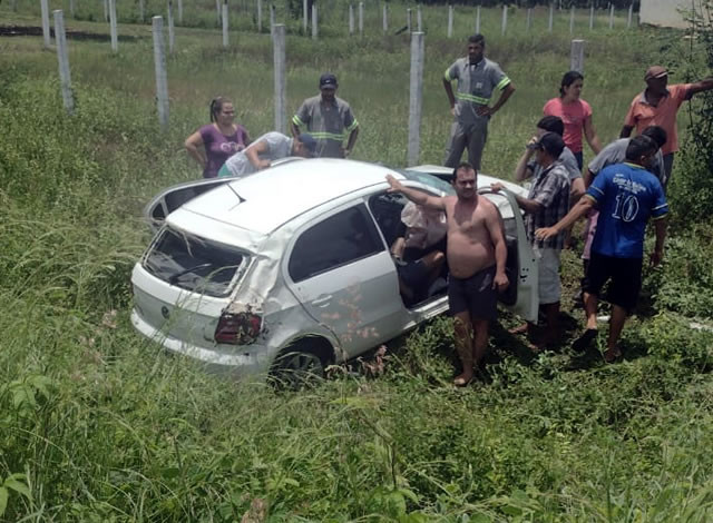 Popular fica ferido após capotar carro na PB-259, em Aparecida