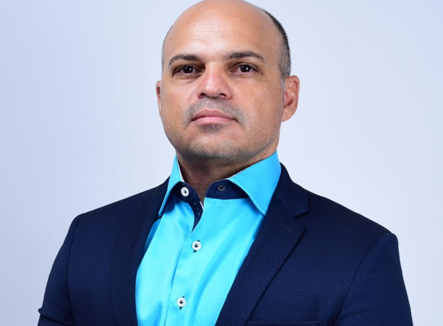 Professor da UFCG destacado na área da educação é agraciado com “medalha Padre Rolim”