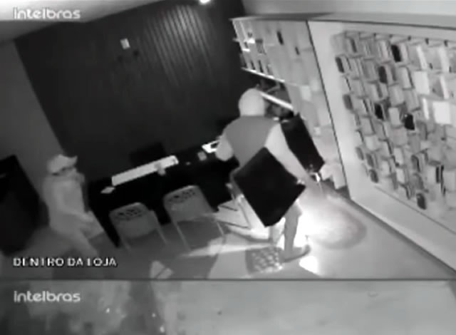 Homens encapuzados arrobam loja e furtam eletrônicos na cidade de Uiraúna