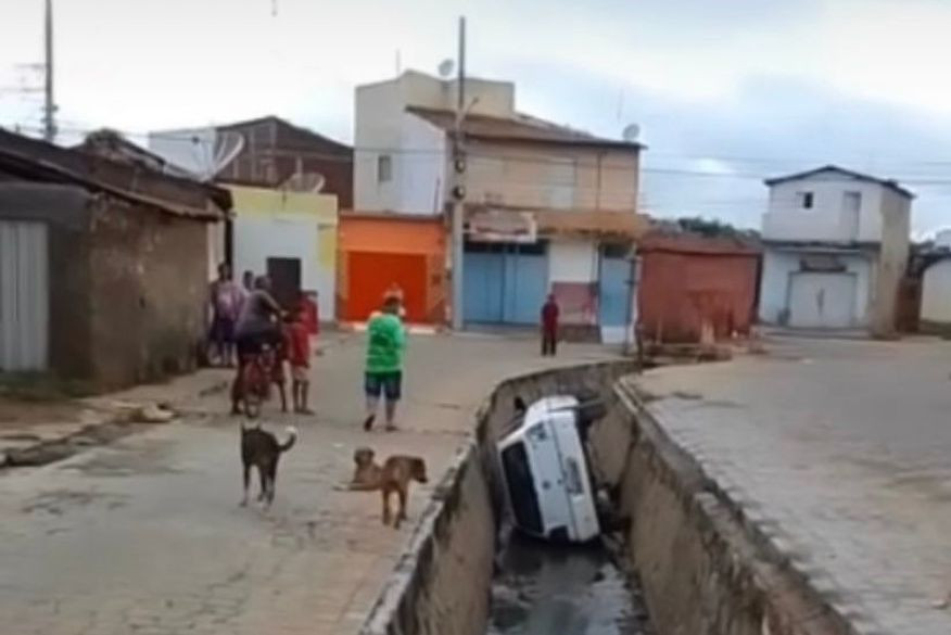 Motorista perde controle de carro e cai em canal de esgoto na cidade de Pombal