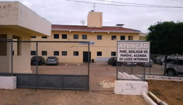 Policiais penais apreendem celulares arremessados para o interior do Presídio de Catolé do Rocha