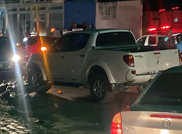 Mulher fica ferida em acidente de trânsito envolvendo carros e motos em Sousa