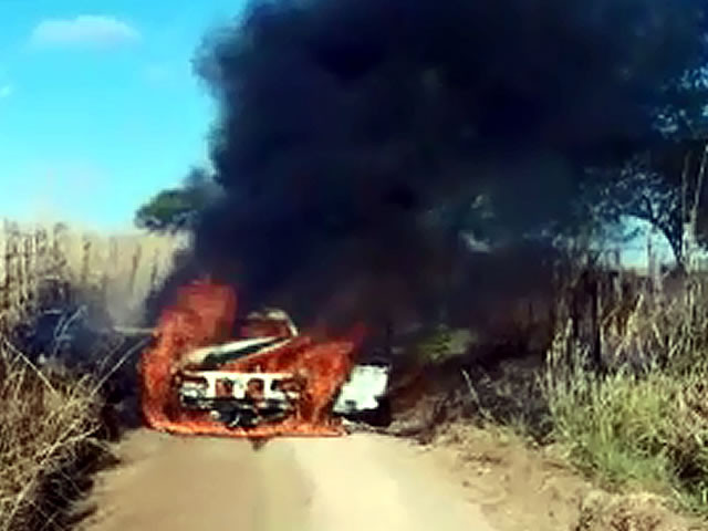 Bombeiros são acionados para apagar fogo em carro na zona rural de Cajazeiras