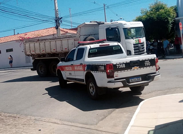 Colisão entre moto e caminhão-caçamba deixa popular ferido em Uiraúna