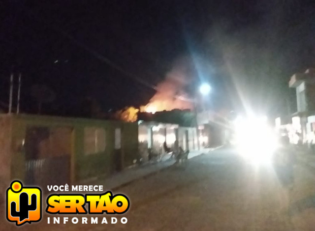 Bombeiros são acionados para conter incência em residência na cidade de Sousa
