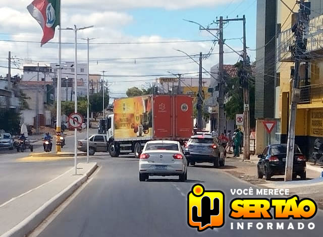 Colisão entre caminhão e carro é registrada na cidade de Sousa