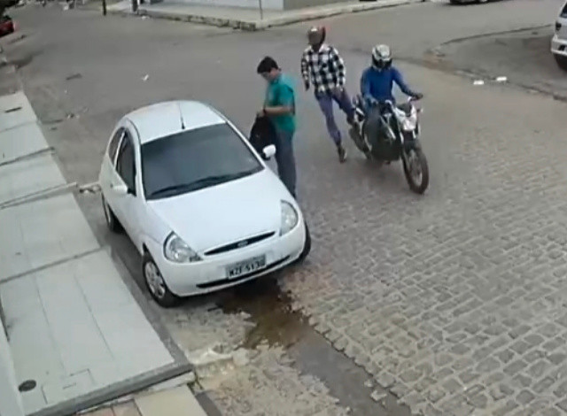 Popular tem pertences roubados por dupla armada na cidade de Sousa