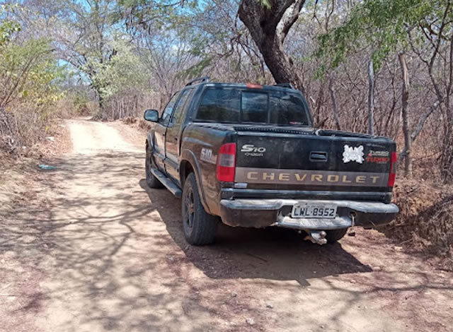 Polícia Militar recupera caminhonete tomada por assalto em Cajazeiras