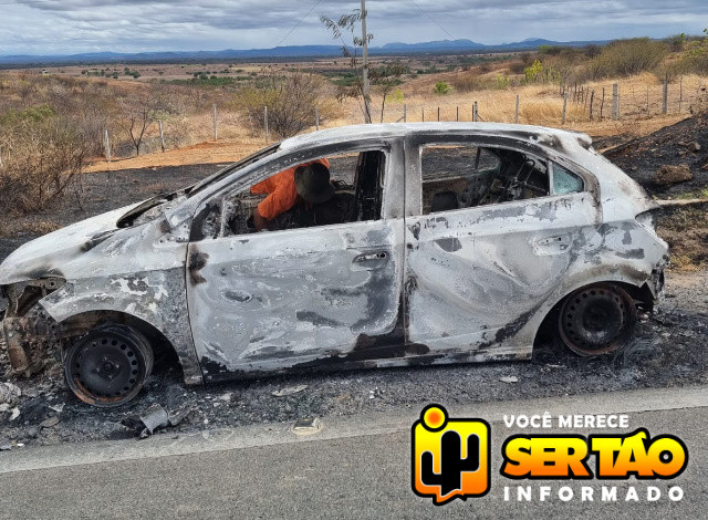 Carro é incendiado misteriosamente na BR-230, no município de Marizópolis