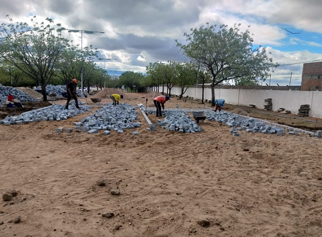 Não para: Campestre Clube de Sousa avança obras de calçamento no estacionamento