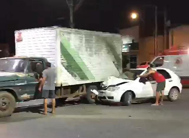 Colisão entre carro e caminhão é registrada em rotatória na cidade de Sousa