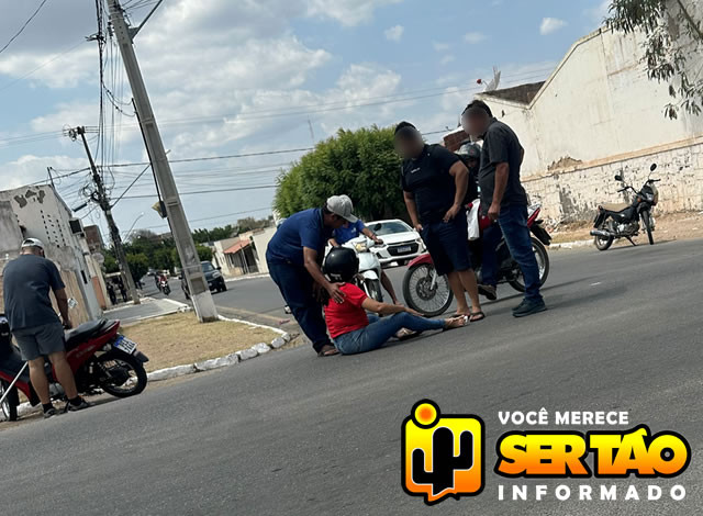 Mulher fica ferida após colidir motocicleta contra carro na cidade de Sousa