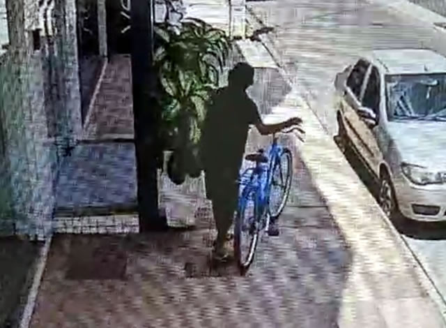Homem furta bicicleta no Centro da cidade de Sousa e foge com rumo ignorado