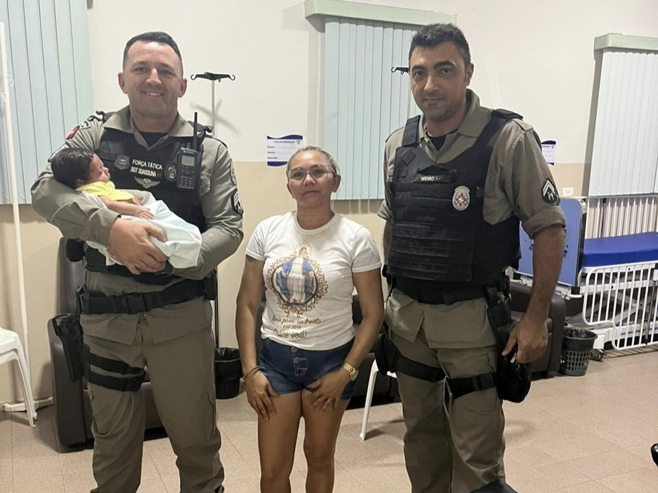 Policiais militares salvam bebê de um mês de vida que estava engasgado, em Catolé do Rocha