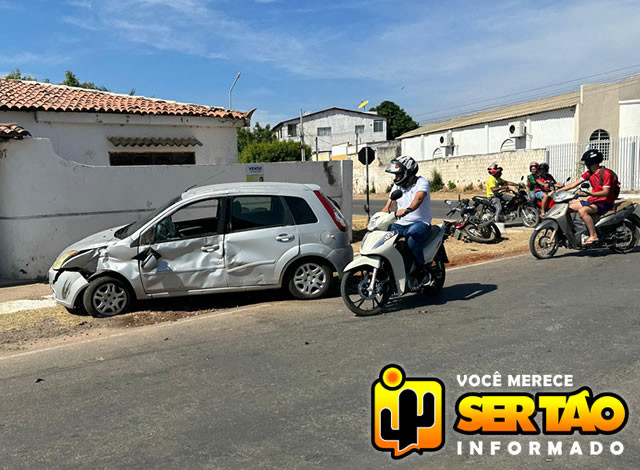 Mulheres ficam feridas em colisão entre carro e moto na cidade de Sousa