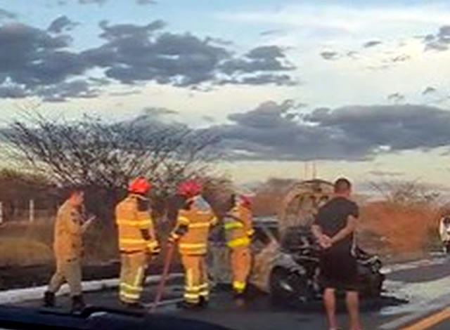 Carro pega fogo após colidir com caminhonete na BR-230, em Pombal