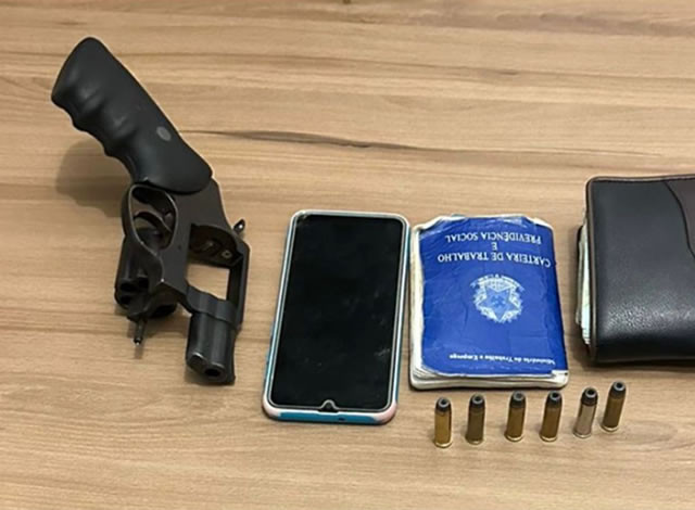 Polícia Militar apreende arma de fogo, munições e quantia em dinheiro durante abordagem, em Sousa