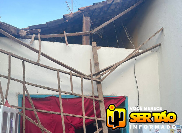 Teto de residência desaba no Centro da cidade de Sousa; bombeiros foram acionados