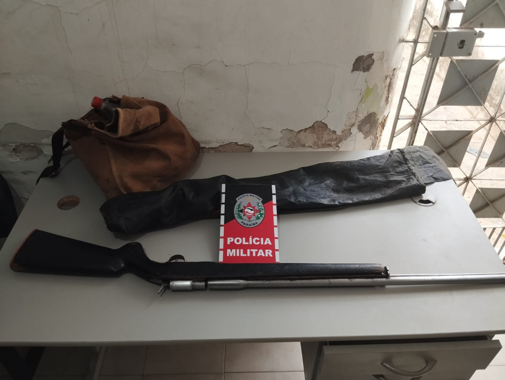 Homem é conduzido à delegacia após ser flagrado com espingarda, em Sousa