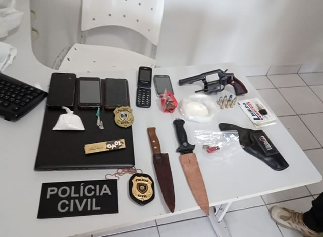 Policiais Civis apreendem arma de fogo, munições e drogas durante operação, em Coremas