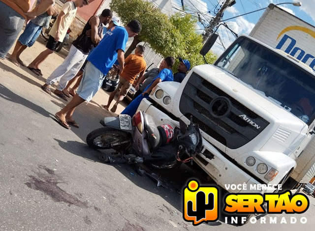 Motociclista fica ferido após colidir com caminhão no bairro Estação, em Sousa