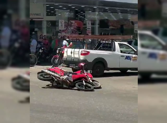 Homem e mulher ficam feridos em colisão entre motos no Centro da cidade de Sousa