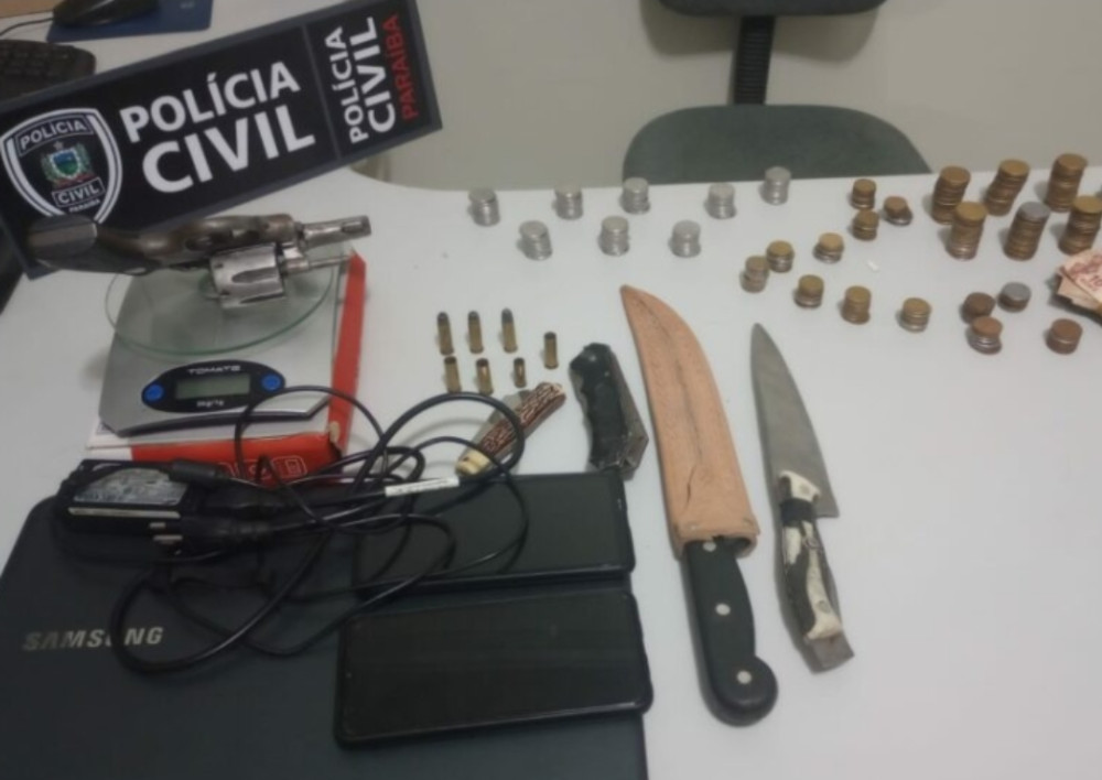 Polícia Civil prende mulher por crime de posse de arma e apetrechos para o tráfico de drogas, em Coremas