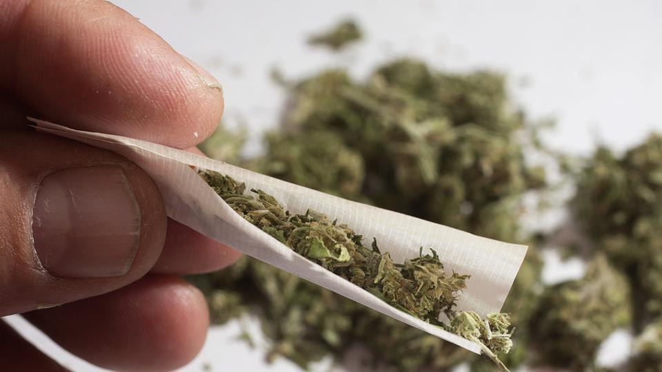 Jovem é detido após ser flagrado com maconha durante abordagem na cidade de Santa Cruz