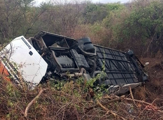 Pessoas ficam feridas após ônibus tombar na BR-116, em Cachoeira dos Índios