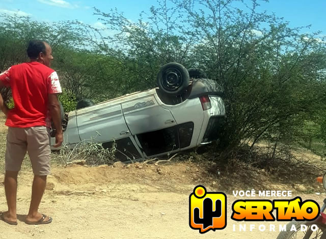 Popular fica ferido após capotar carro no município de Sousa
