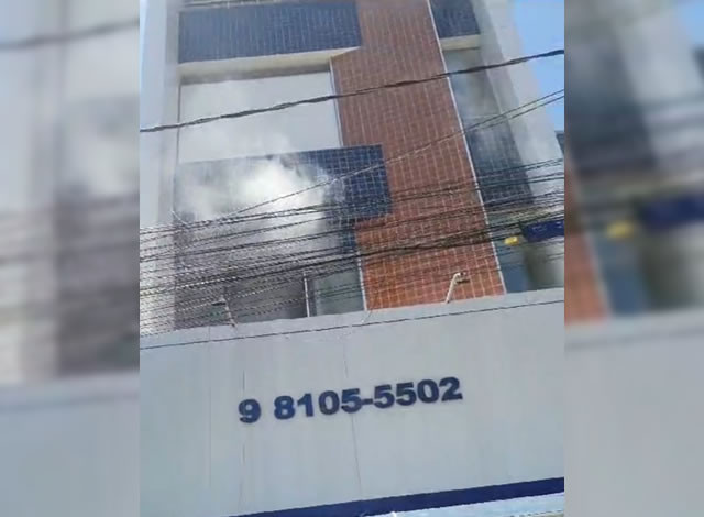 Bombeiros são acionados para conter incêndio em loja no Centro da cidade de Sousa